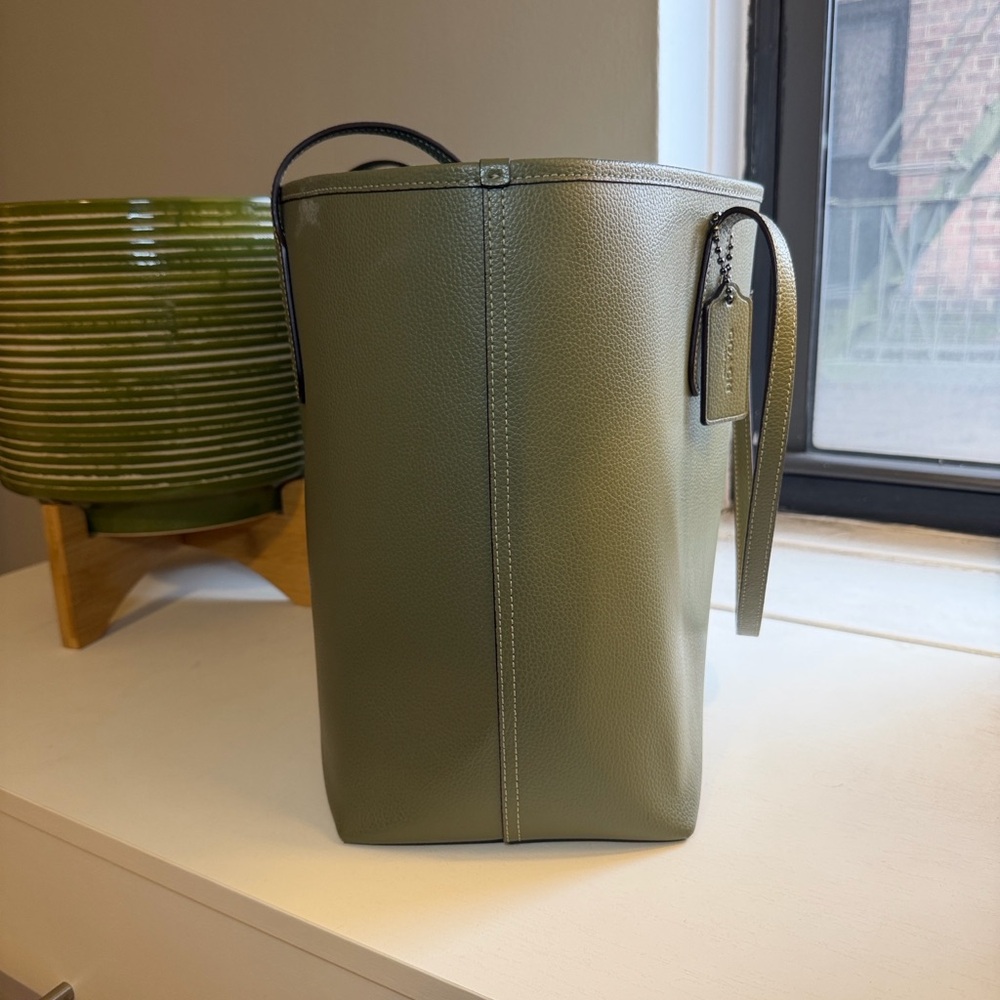 Coach City Tote bag in military green double-face leather - Picture 4 of 12